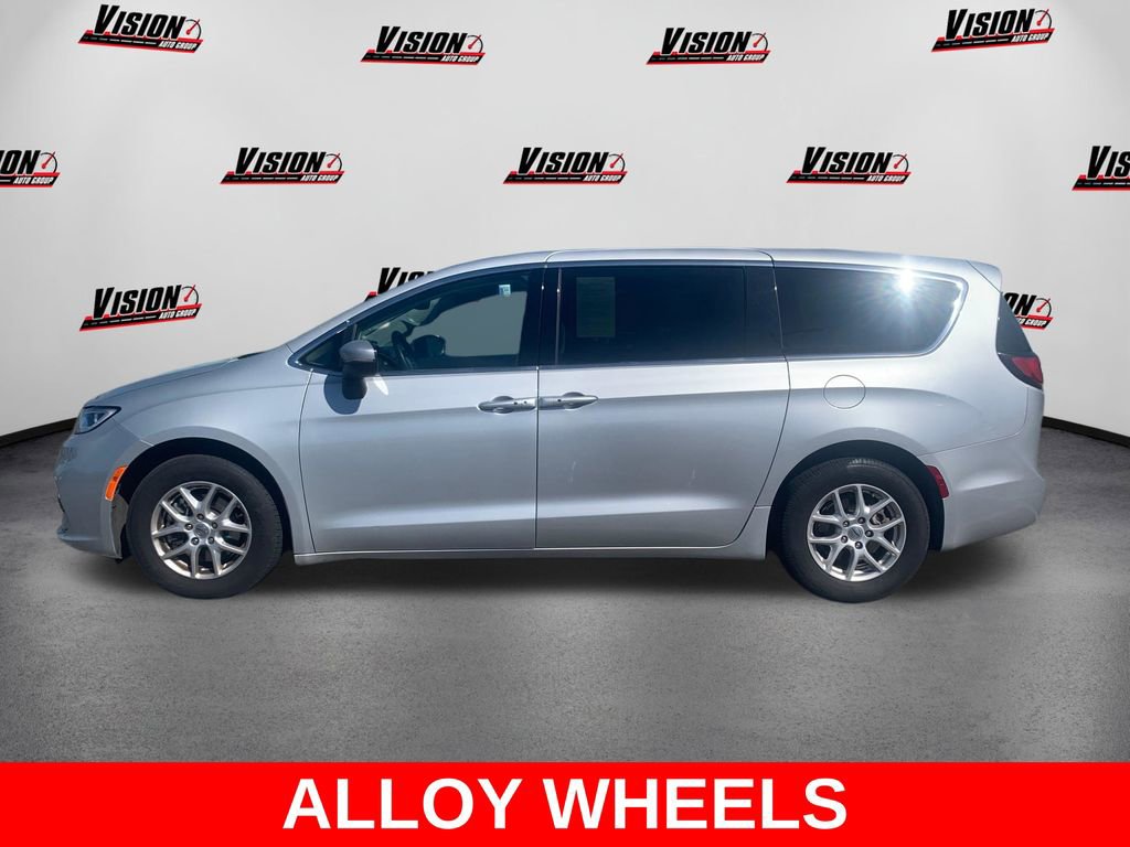 Used 2023 Chrysler Pacifica Touring-L FWD video 2