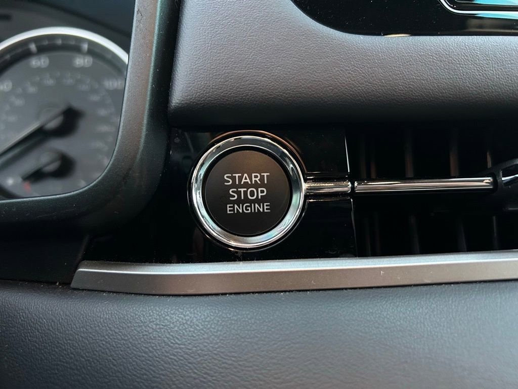 Used 2025 Mitsubishi Outlander SE image 30