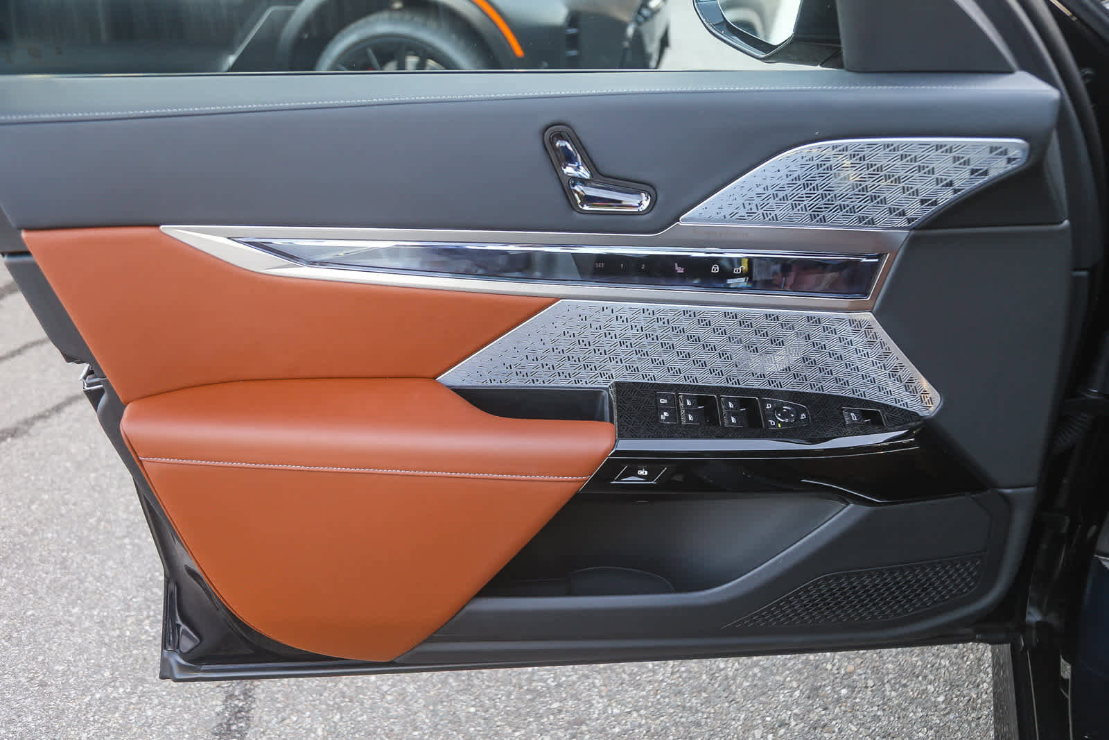 Used 2025 BMW i7 xDrive60 image 17