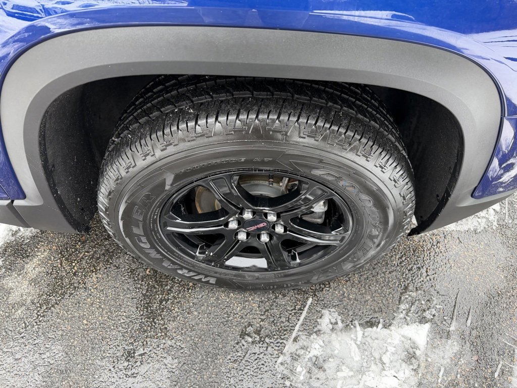 Used 2023 GMC Acadia AT4 w/ Technology Package image 9