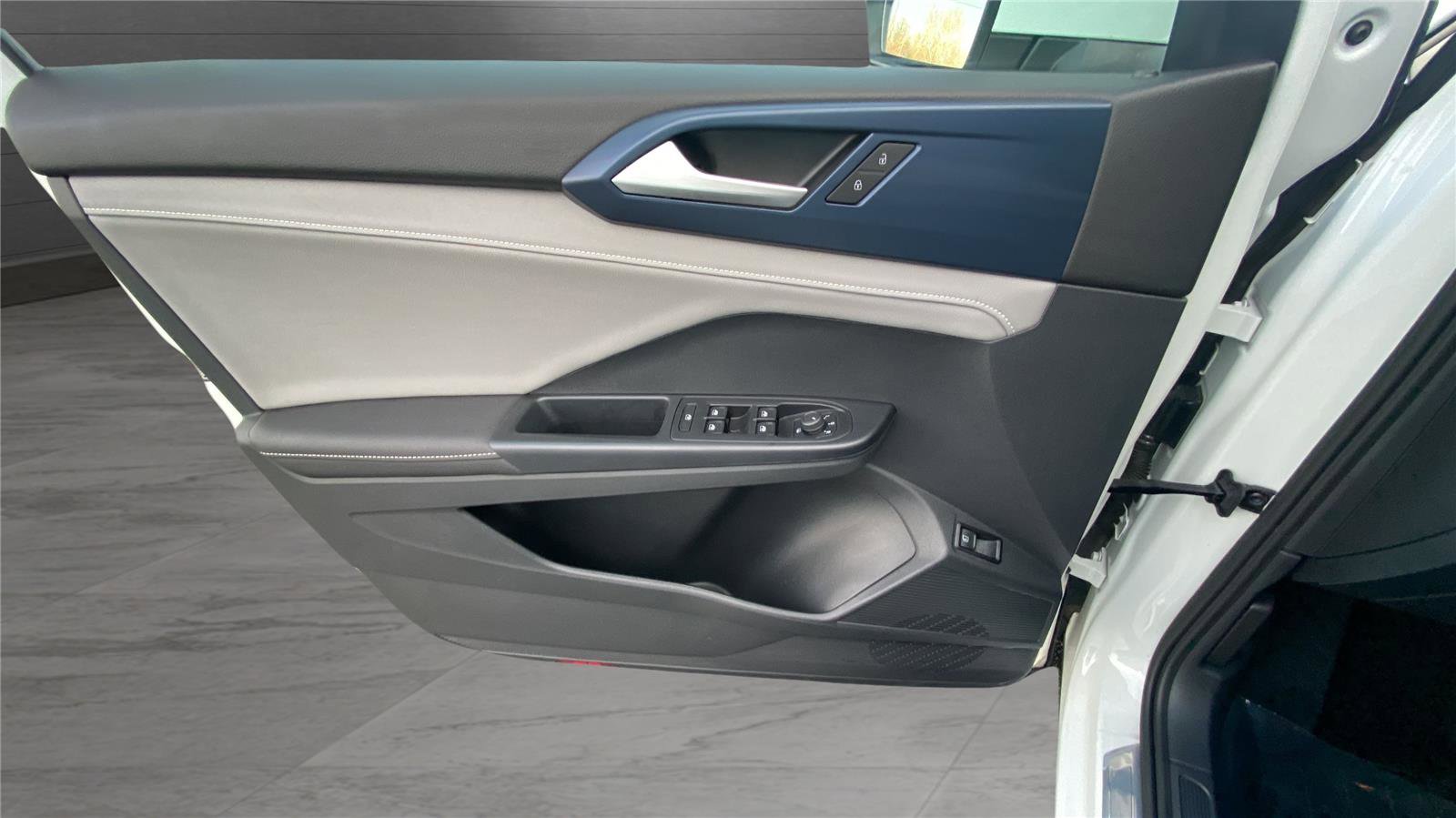 Used 2024 Volkswagen Taos SE image 21