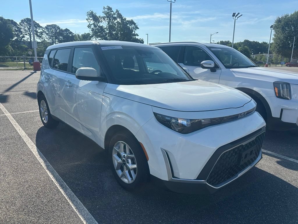 Used 2023 Kia Soul LX w/ Option Group 015 FWD image 5