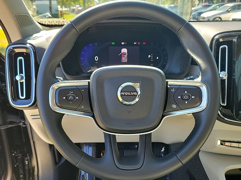 Used 2025 Volvo XC40 B5 Ultra image 17
