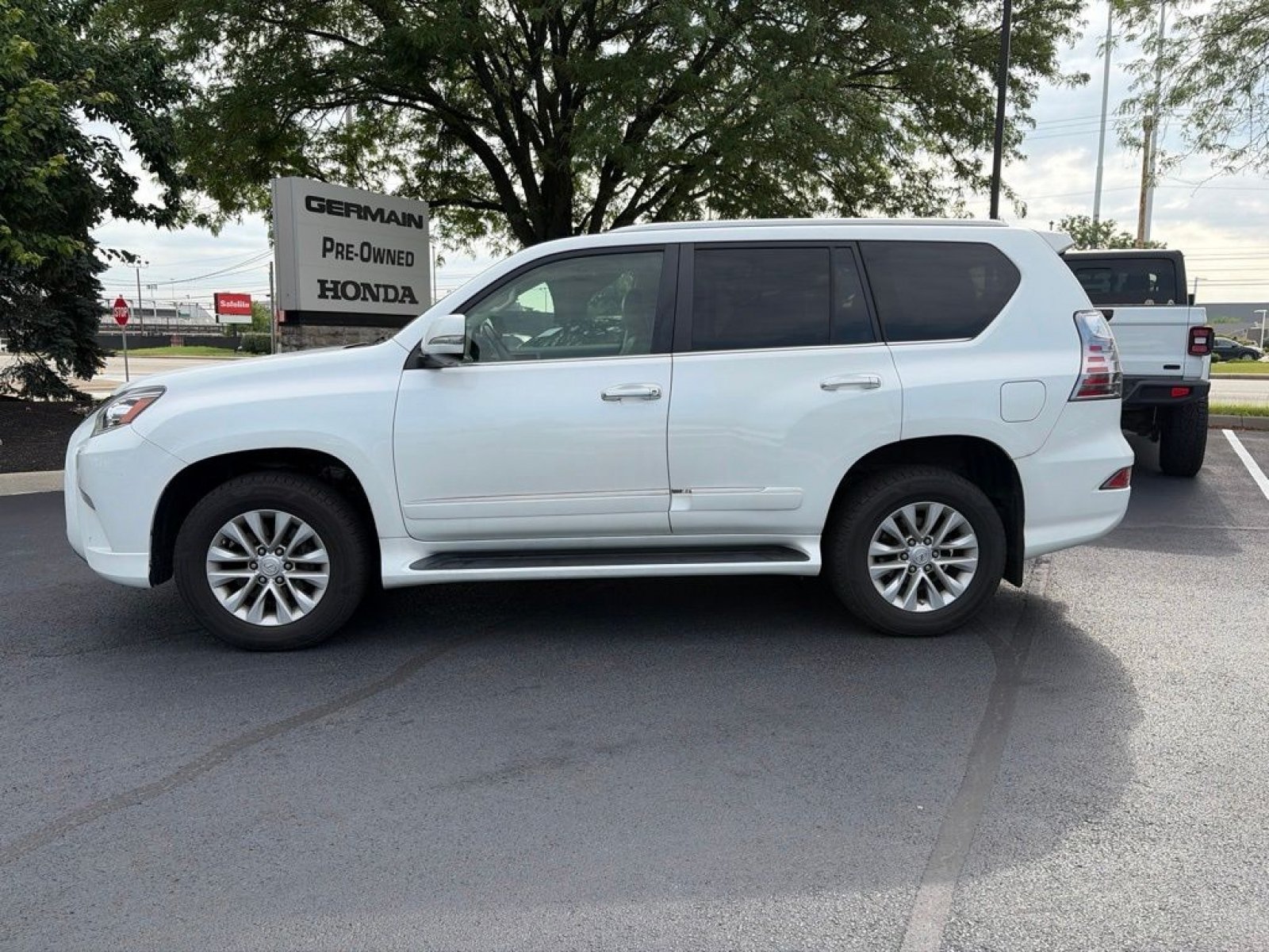 Used 2015 Lexus GX 460 w/ Premium Package AWD/4WD image 9