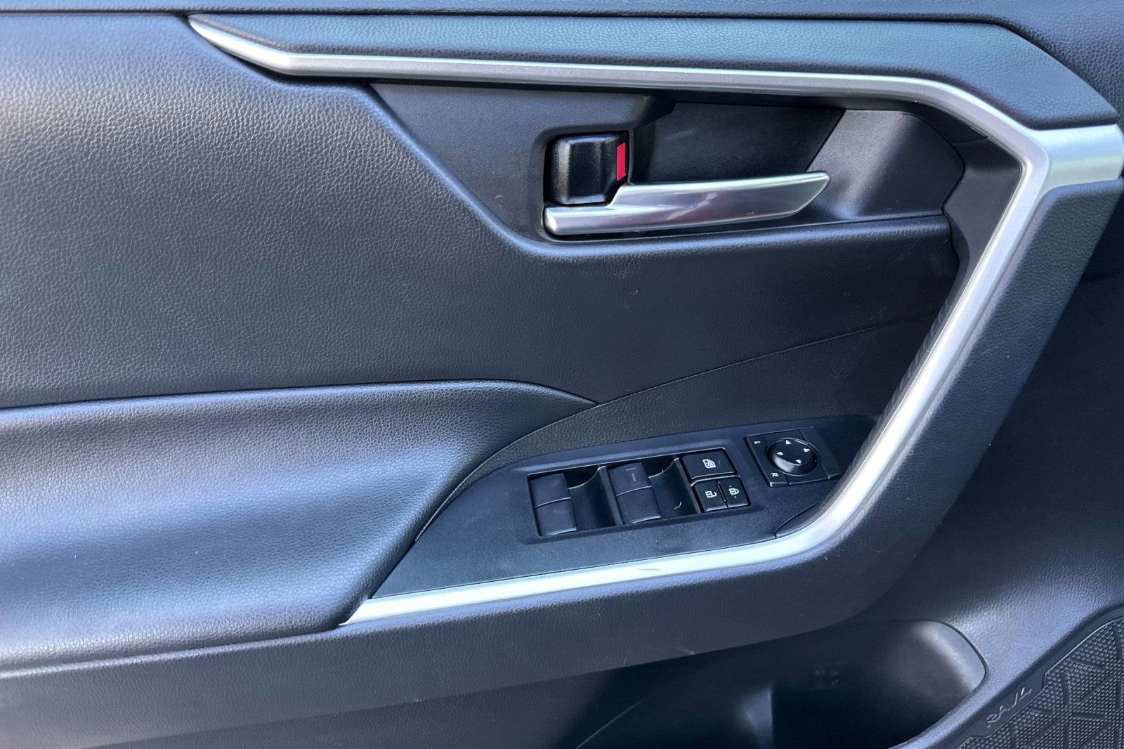 Used 2021 Toyota RAV4 XLE w/ Carpet Mat Package (TMS) image 11