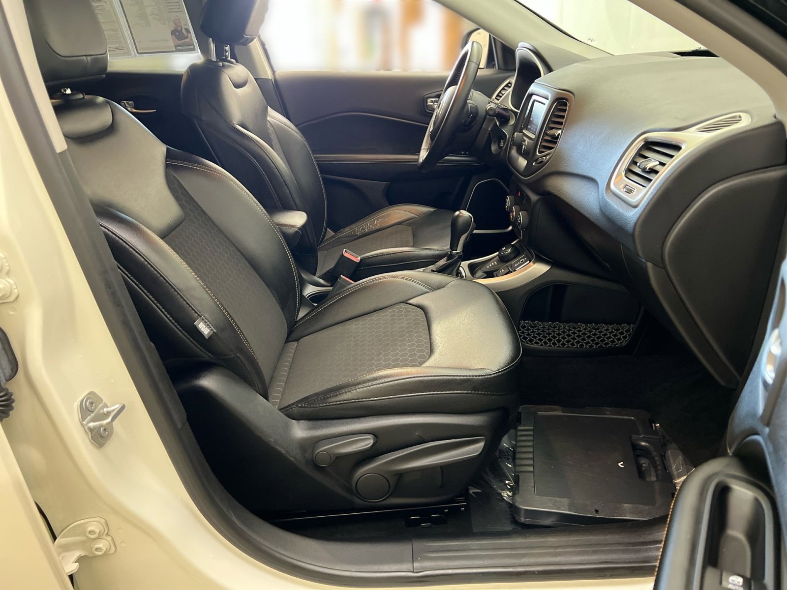 Used 2018 Jeep Compass Latitude AWD/4WD image 30