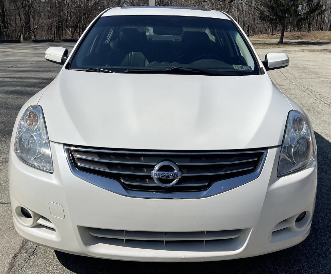 Used 2011 Nissan Altima 3.5 SR w/ 3.5SR Premium Pkg image 2