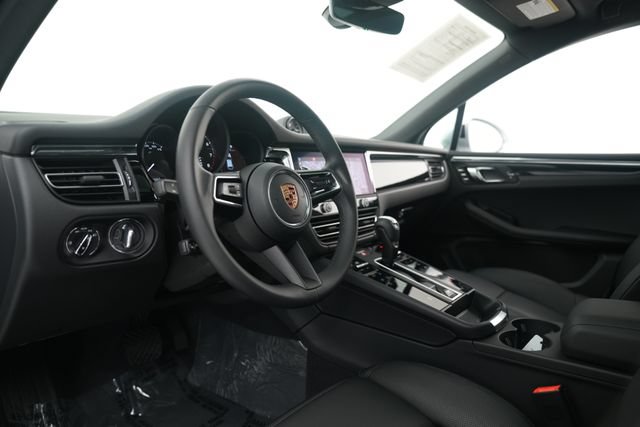 Certified 2026 Porsche Macan AWD/4WD image 11