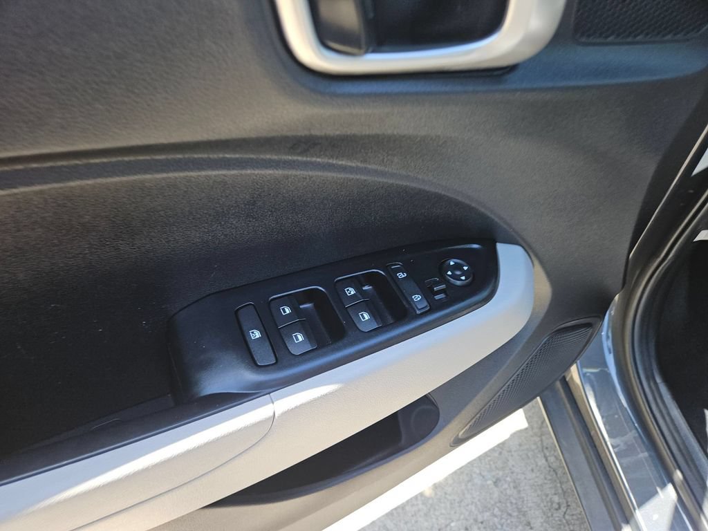 Used 2025 Hyundai Venue SEL FWD image 15