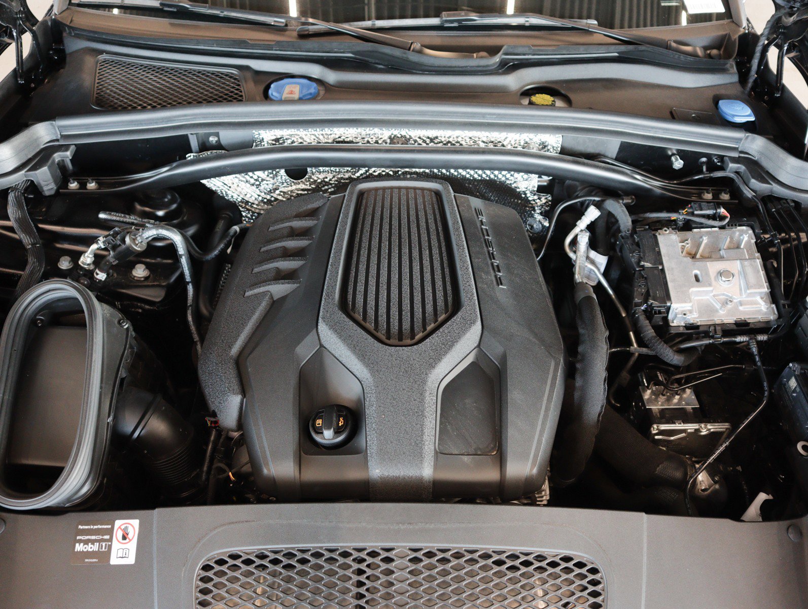 Certified 2025 Porsche Macan image 20