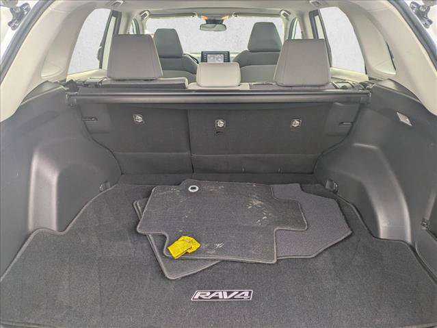 Used 2020 Toyota RAV4 XLE w/ Convenience Package FWD image 6