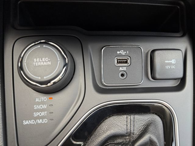 Used 2021 Jeep Cherokee Latitude Plus AWD/4WD image 34