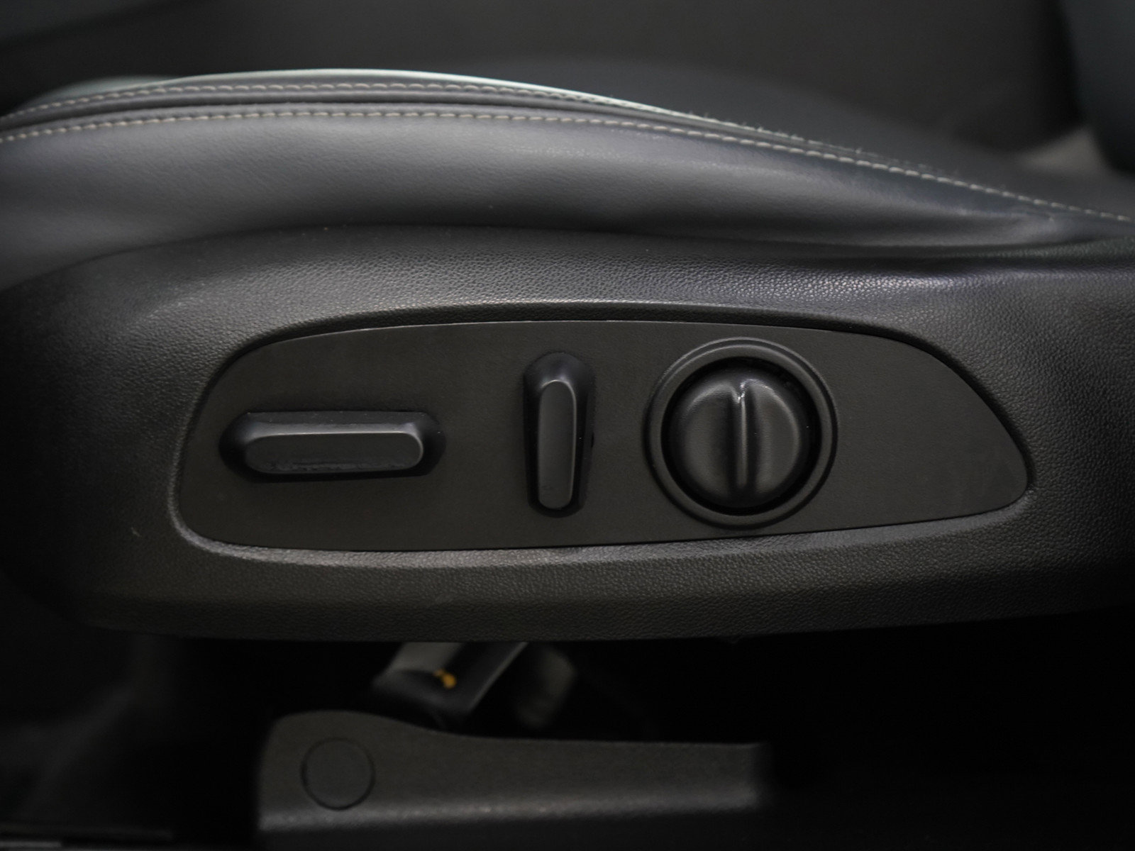 Used 2020 Buick Enclave Essence w/ Sound and Sites Package AWD/4WD image 29