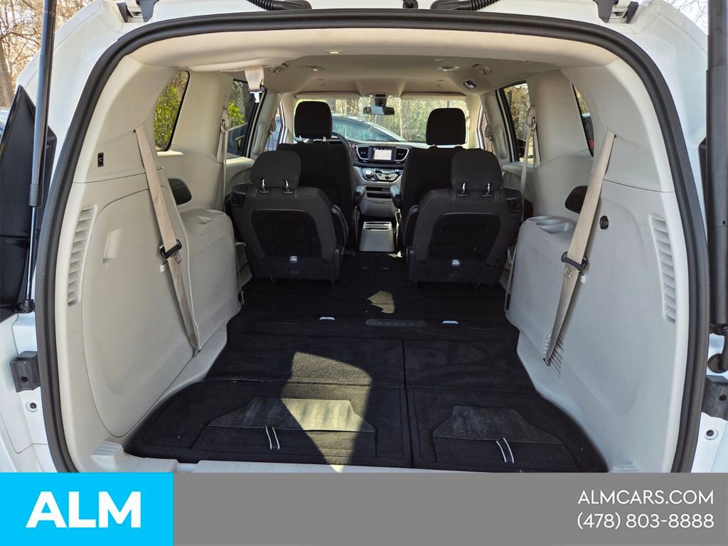 Used 2022 Chrysler Voyager LX image 13