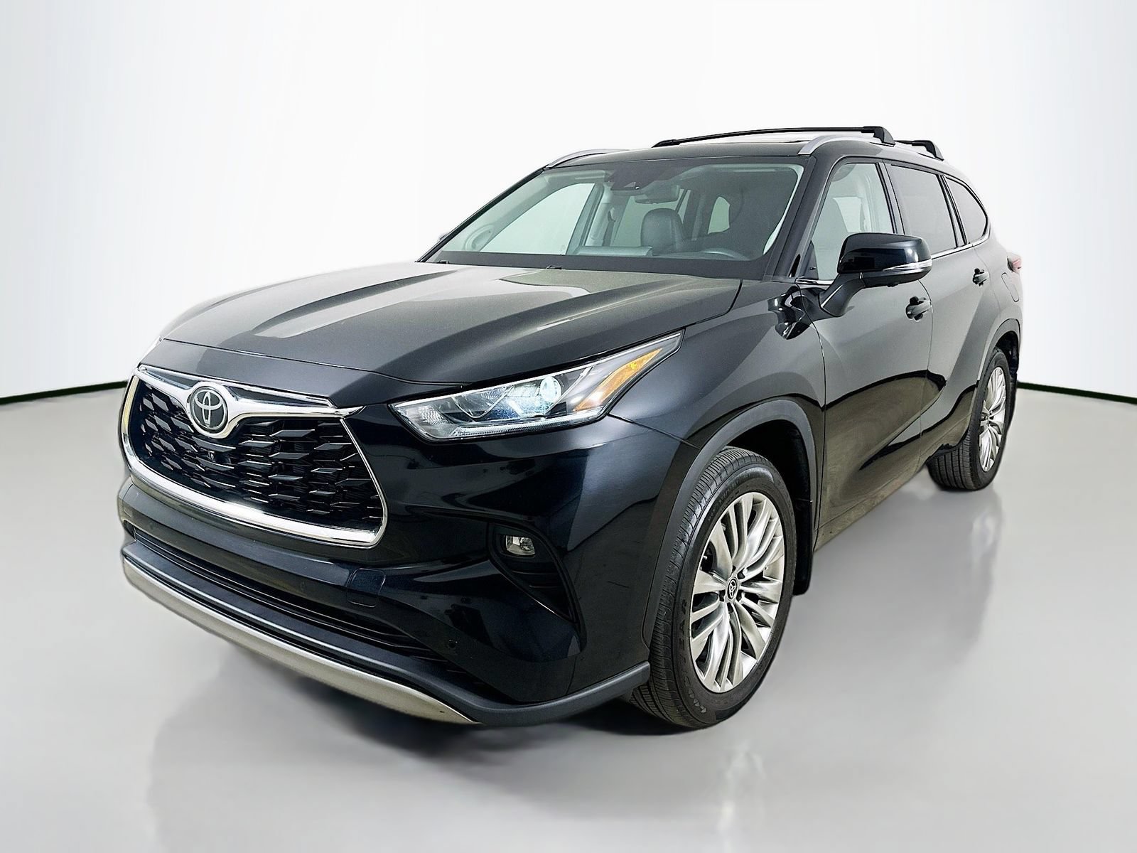 Used 2024 Toyota Highlander Platinum AWD/4WD image 1
