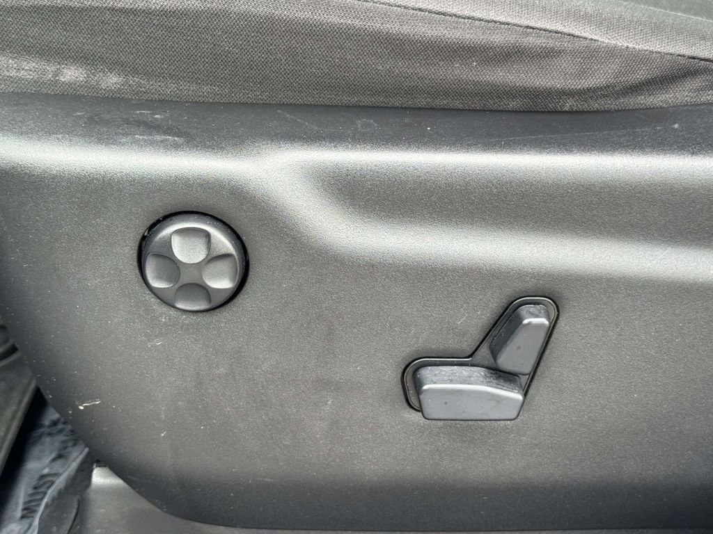 Used 2020 Jeep Grand Cherokee Laredo AWD/4WD image 30