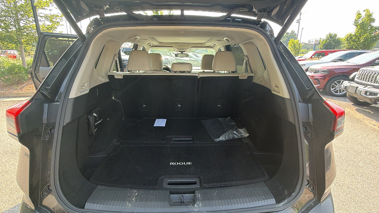 Used 2025 Nissan Rogue SL w/ SL Premium Package FWD image 13
