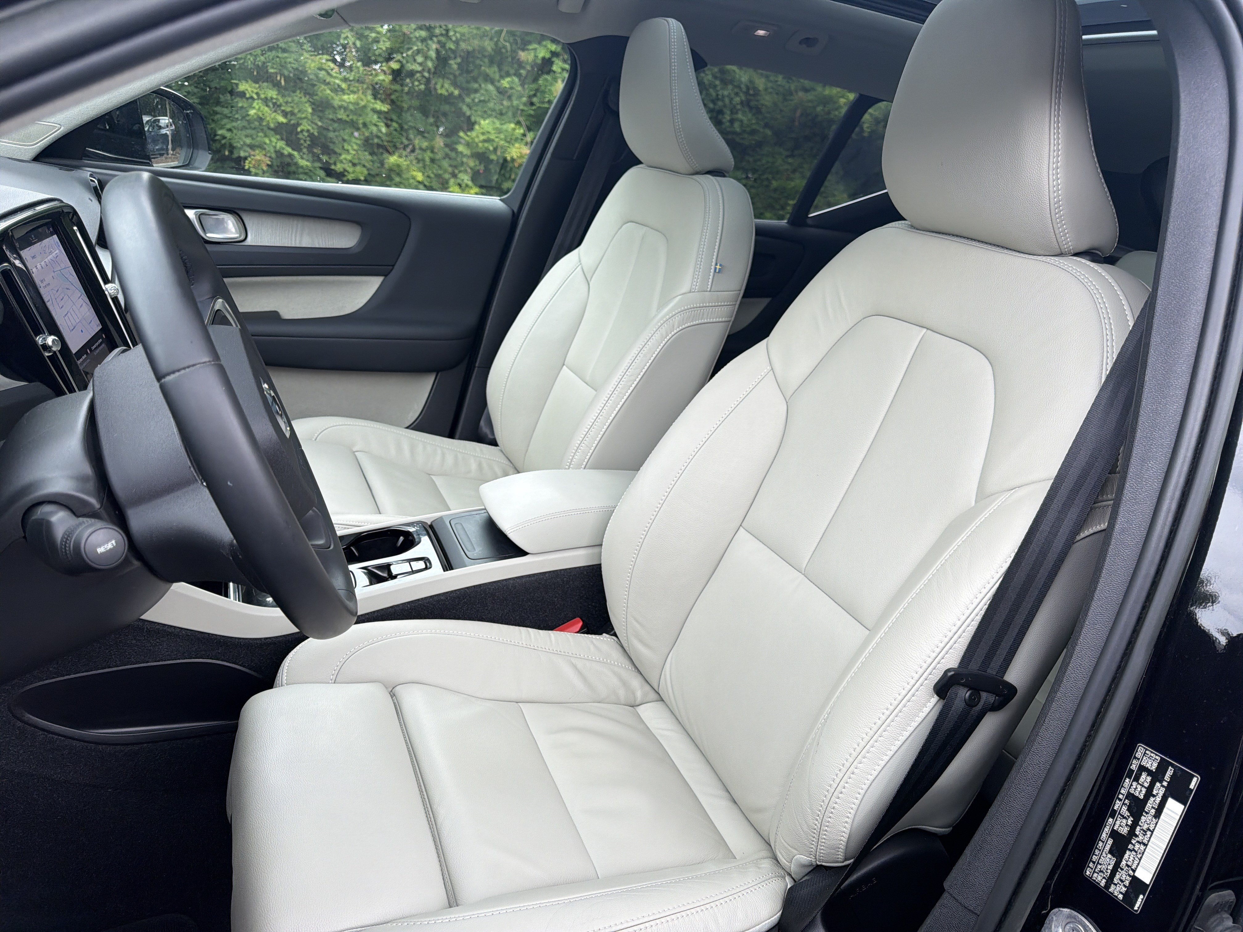 Certified 2023 Volvo XC40 B5 Plus AWD/4WD image 16