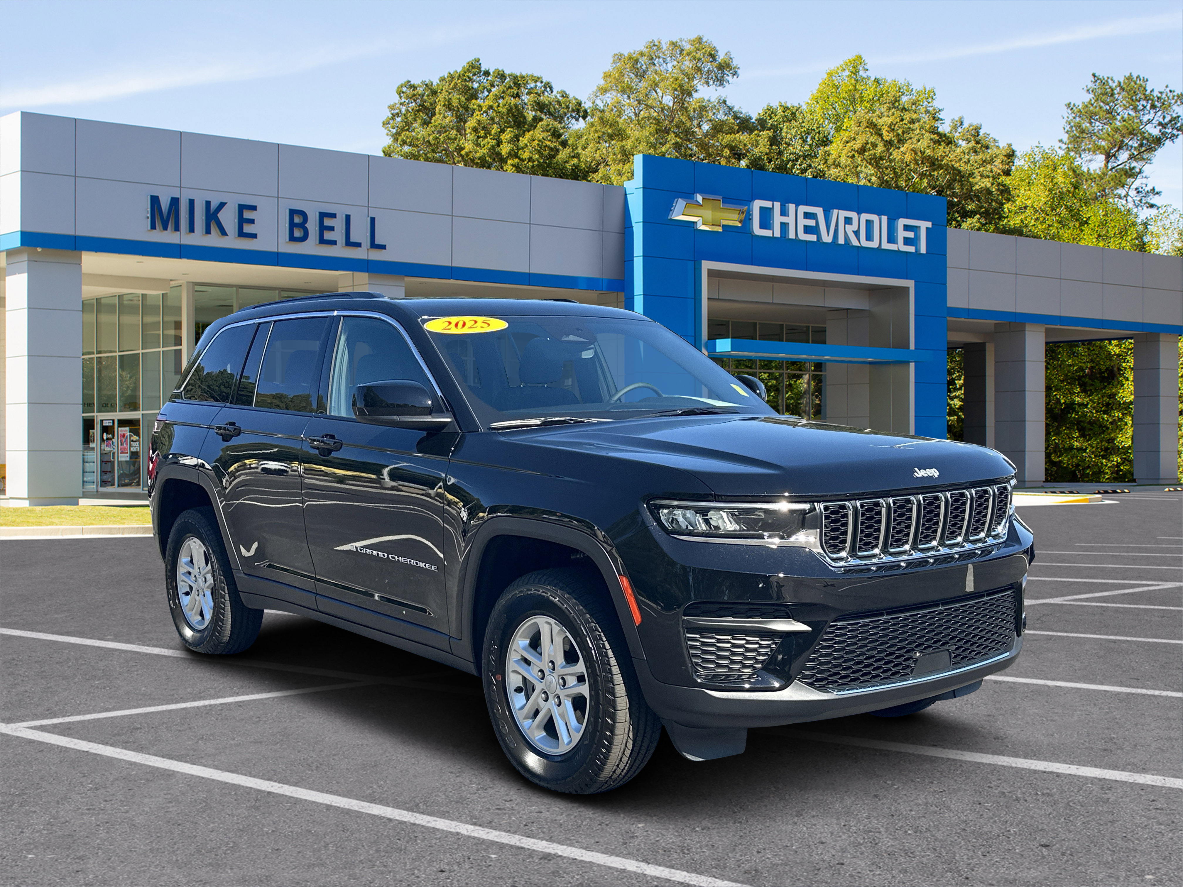 Used 2025 Jeep Grand Cherokee Laredo w/ Luxury Tech Group I RWD image 1