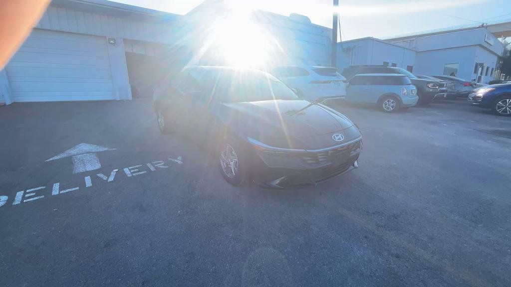Certified 2025 Hyundai Elantra SE image 6