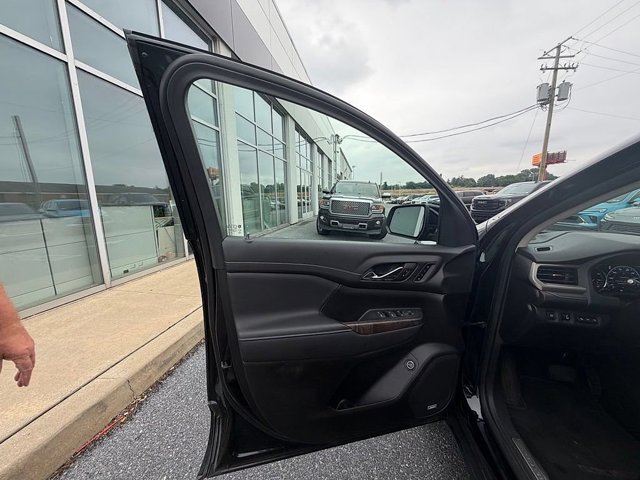 Used 2023 GMC Acadia Denali w/ Denali Technology Package AWD/4WD image 35