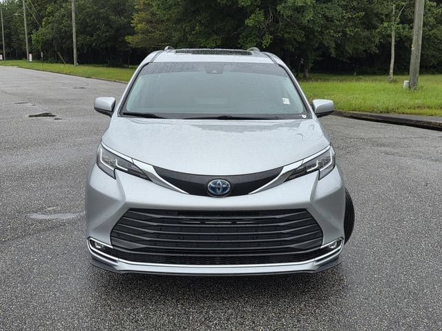 Used 2022 Toyota Sienna XLE FWD image 2