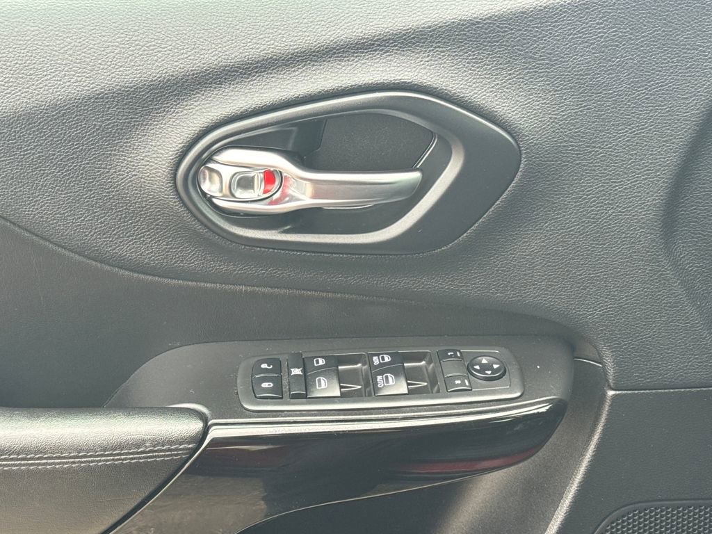 Used 2019 Jeep Cherokee Latitude Plus image 30