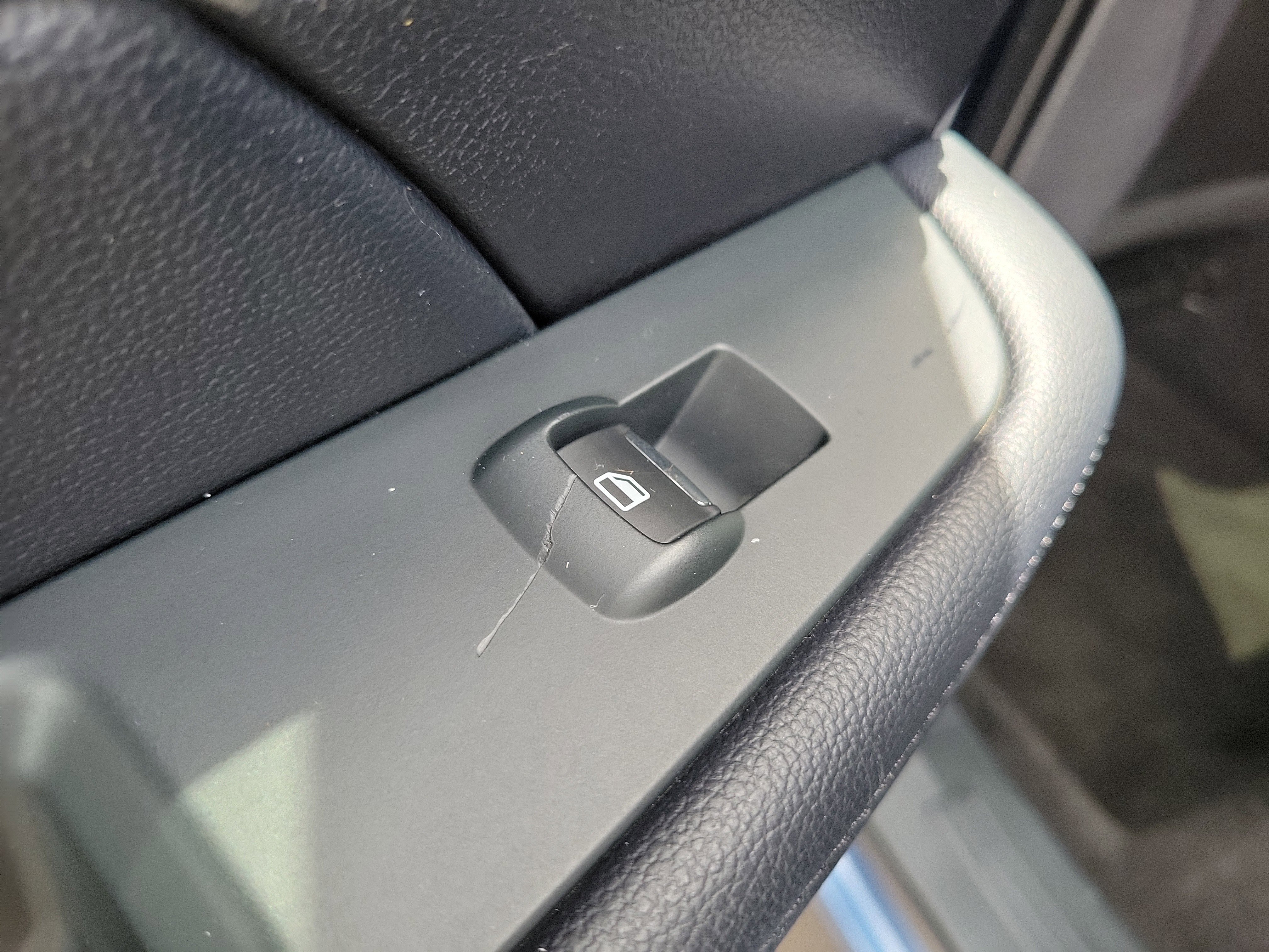 Used 2018 Ford Explorer XLT w/ Equipment Group 202A AWD/4WD image 16