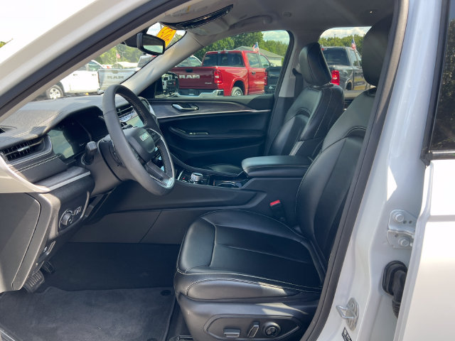 Used 2023 Jeep Grand Cherokee L Limited AWD/4WD image 4
