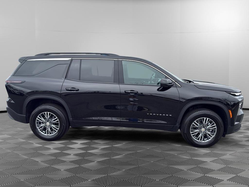Used 2025 Chevrolet Traverse LT image 8