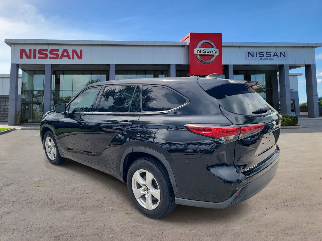 Used 2022 Toyota Highlander LE FWD image 4