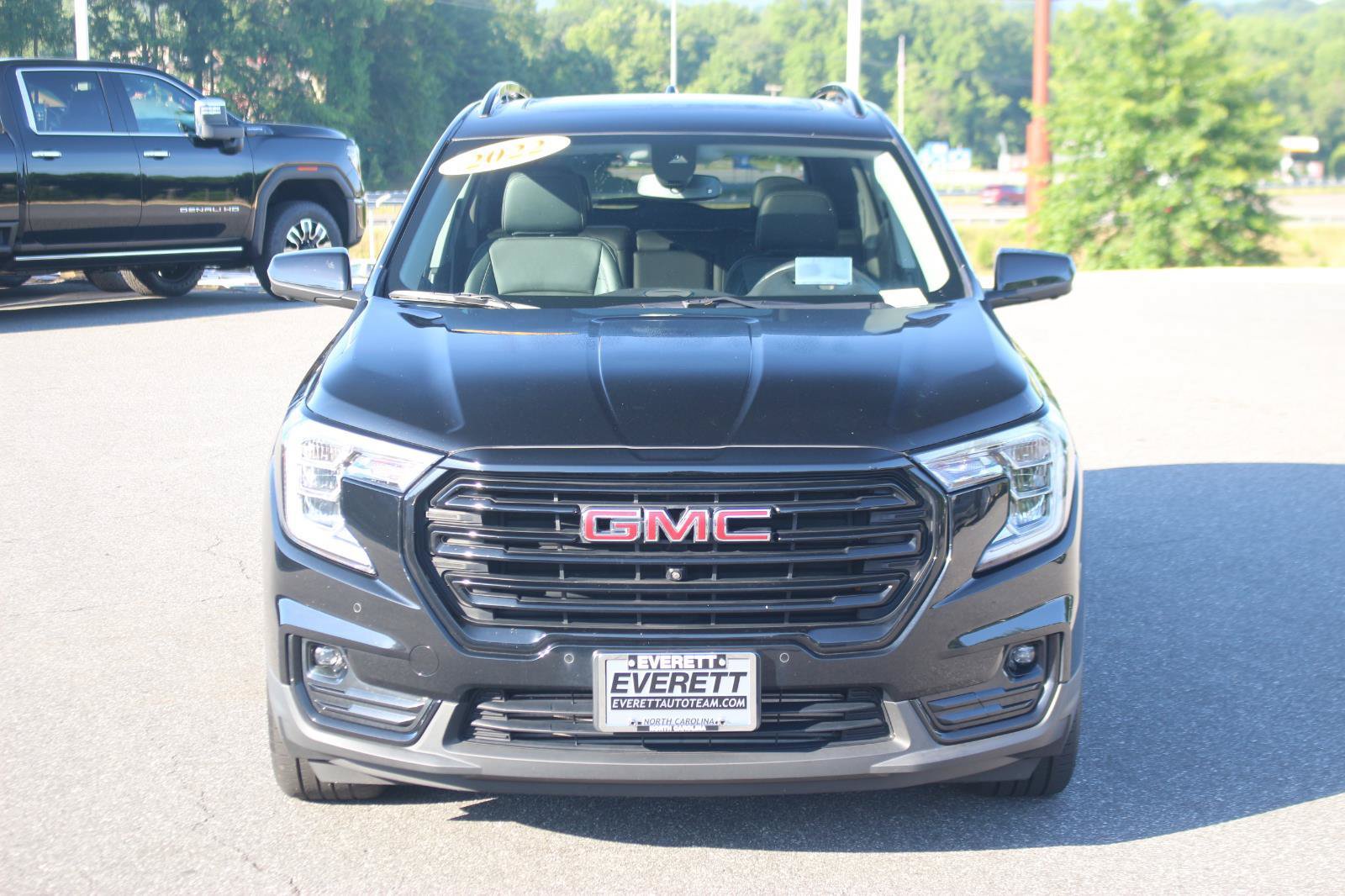 Used 2022 GMC Terrain SLT w/ Infotainment Package II FWD image 2