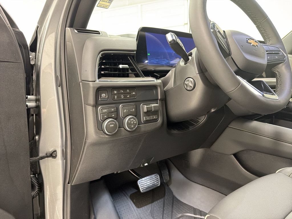 New 2026 Chevrolet Suburban Premier w/ Sun And Tow Package AWD/4WD image 18