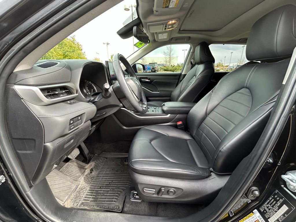 Used 2023 Toyota Highlander XLE AWD/4WD image 11