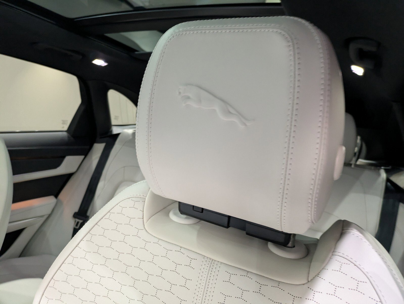 New 2026 Jaguar F-PACE R-Dynamic S image 11