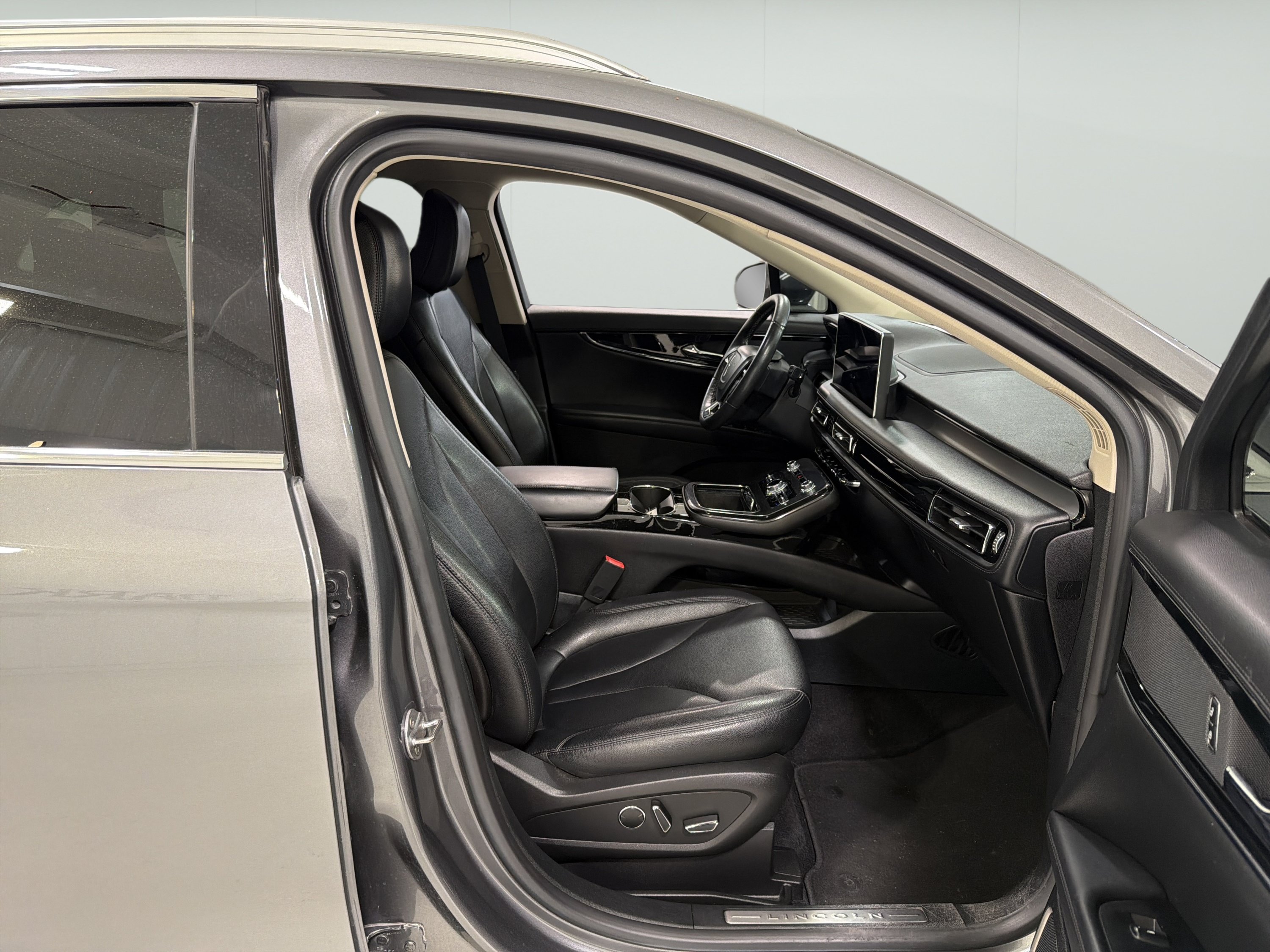 Used 2023 Lincoln Nautilus FWD w/ Premium Package image 12
