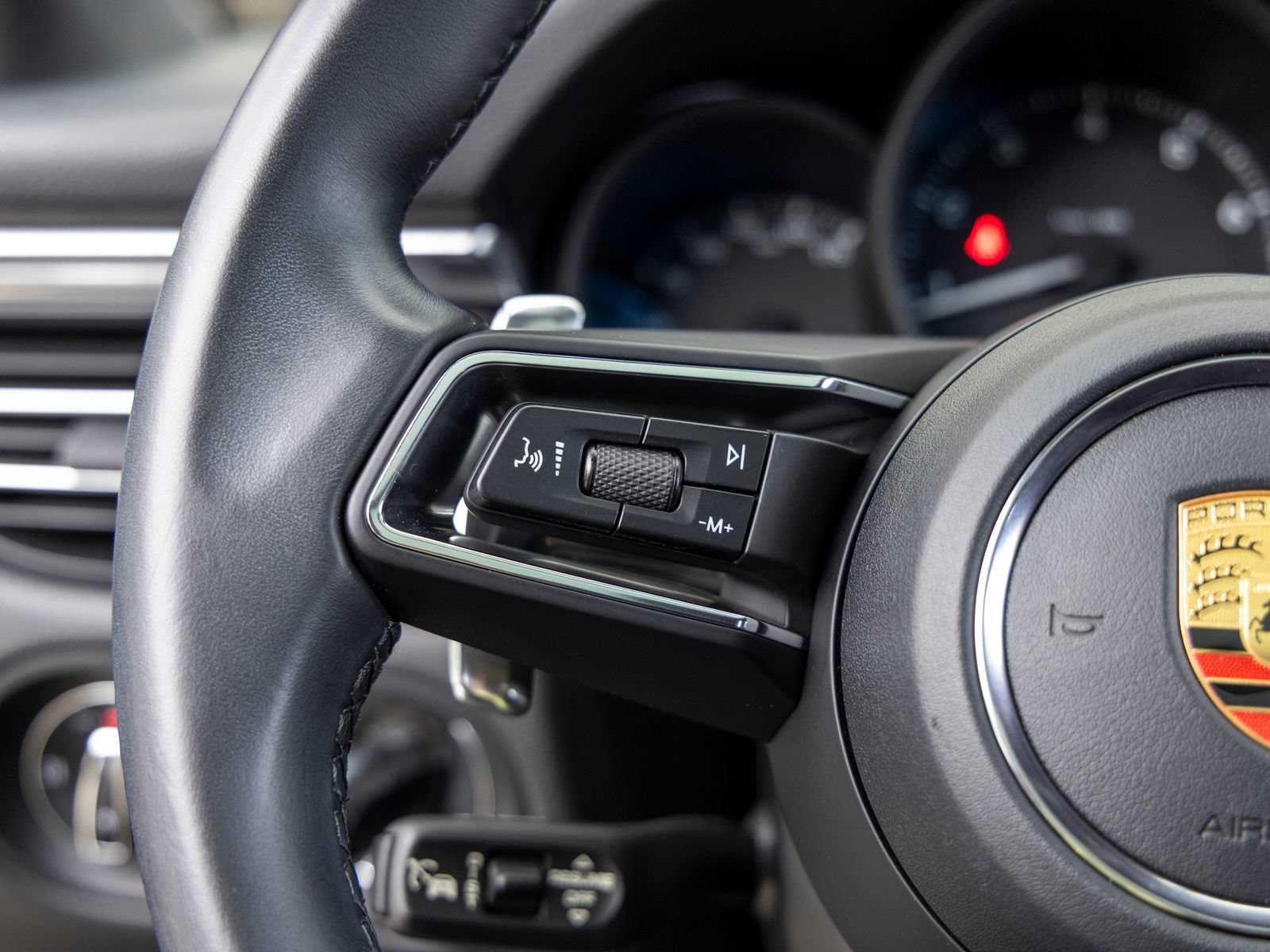 Certified 2023 Porsche Macan AWD/4WD image 36