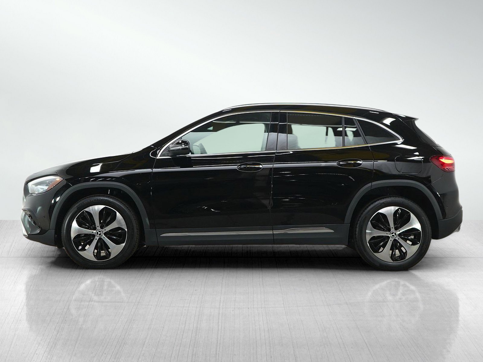 Used 2025 Mercedes-Benz GLA 250 4MATIC image 2