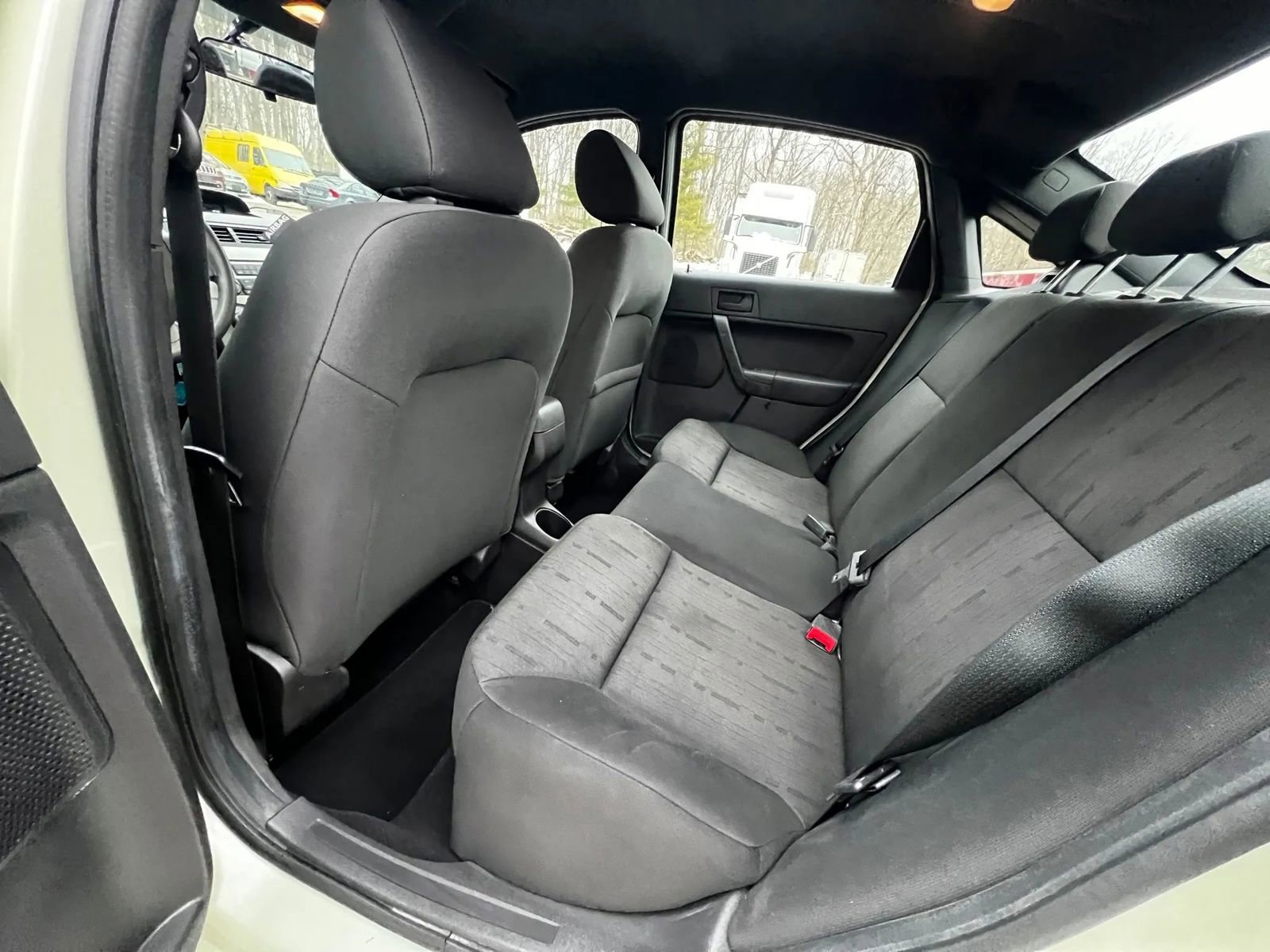 Used 2010 Ford Focus SE image 10