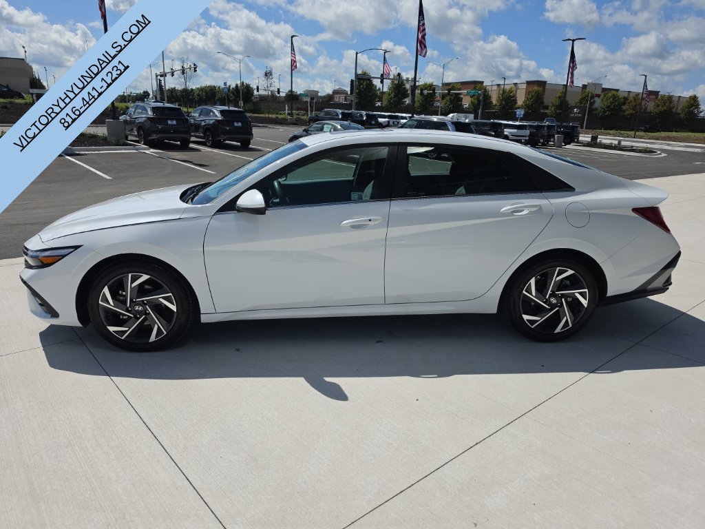 Used 2025 Hyundai Elantra SEL FWD image 2