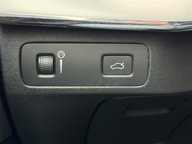 Used 2016 Volvo XC90 T6 Momentum image 38