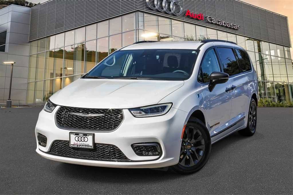Used 2024 Chrysler Pacifica Limited