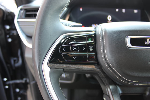 Used 2025 Jeep Grand Cherokee L Overland w/ Luxury Tech Group IV AWD/4WD image 17