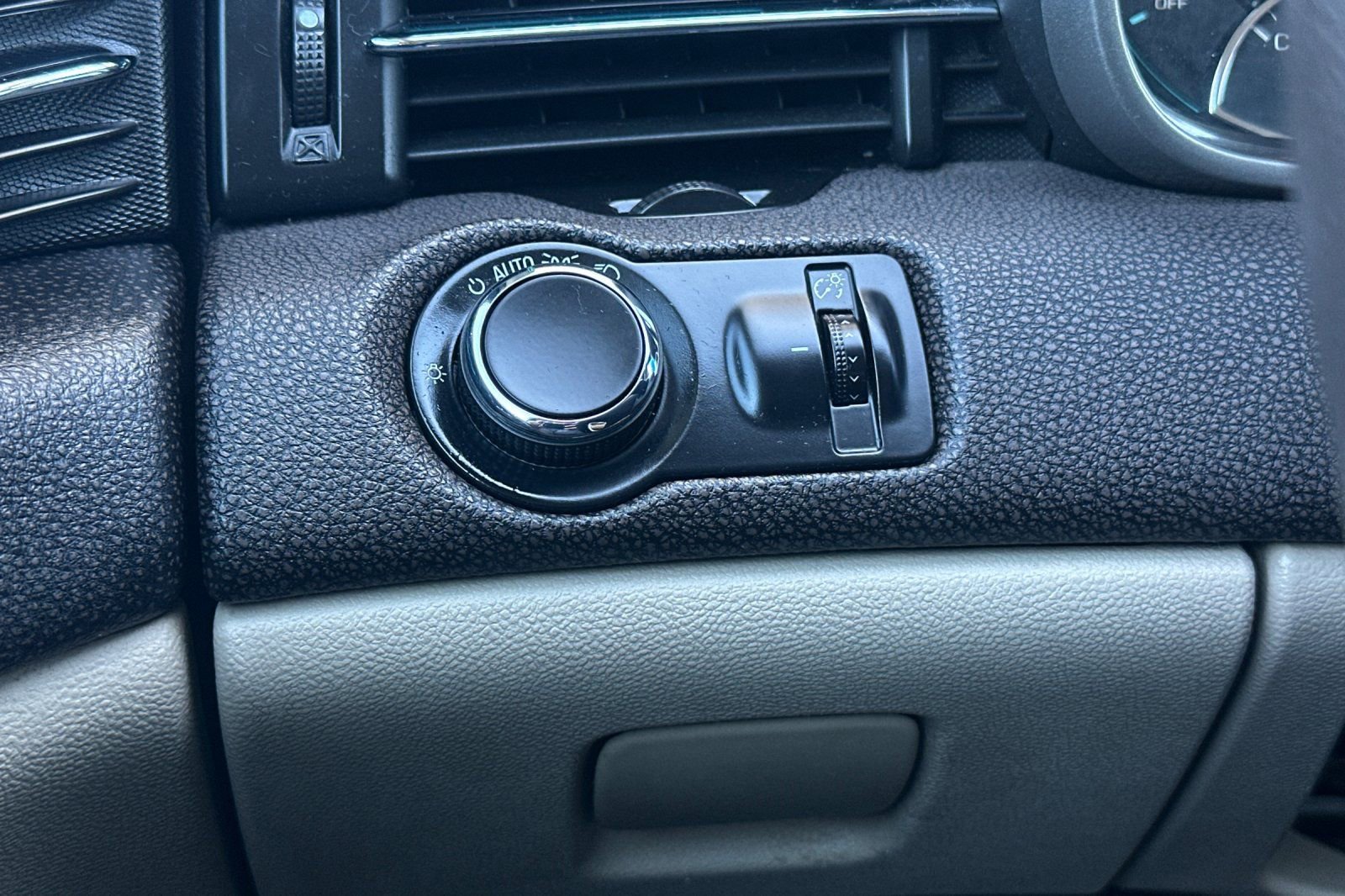 Used 2015 Chevrolet Malibu LT w/ Power Convenience Package FWD image 34