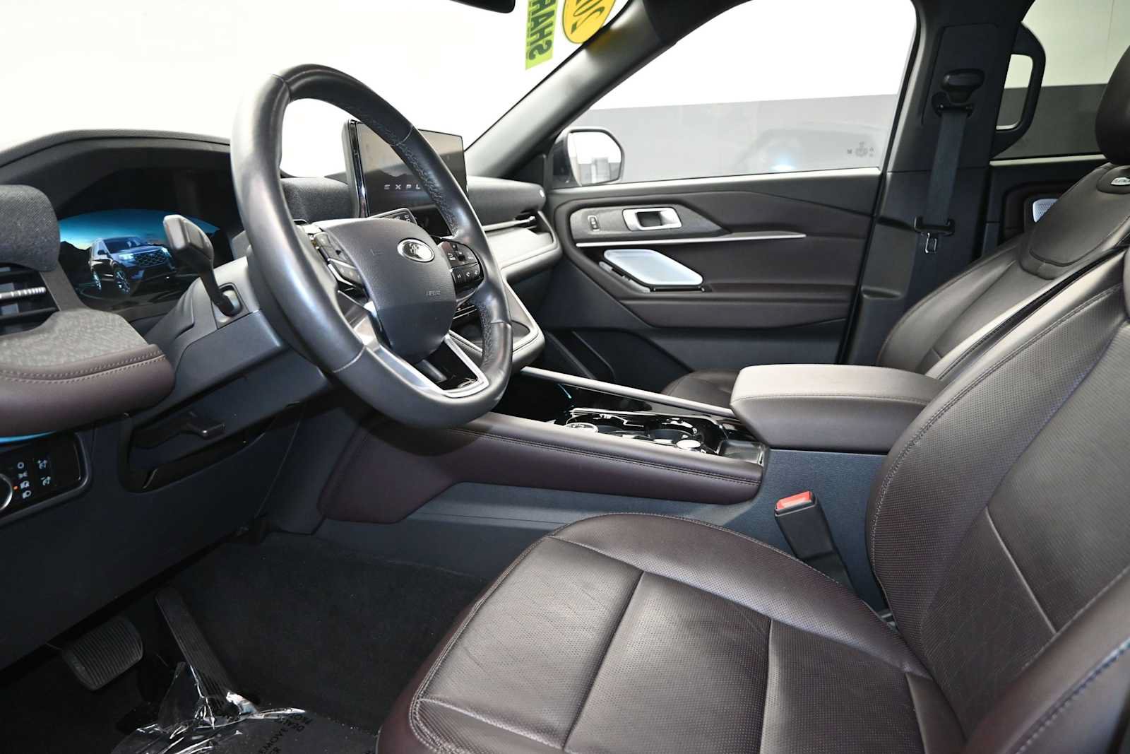 Certified 2025 Ford Explorer Platinum RWD image 7