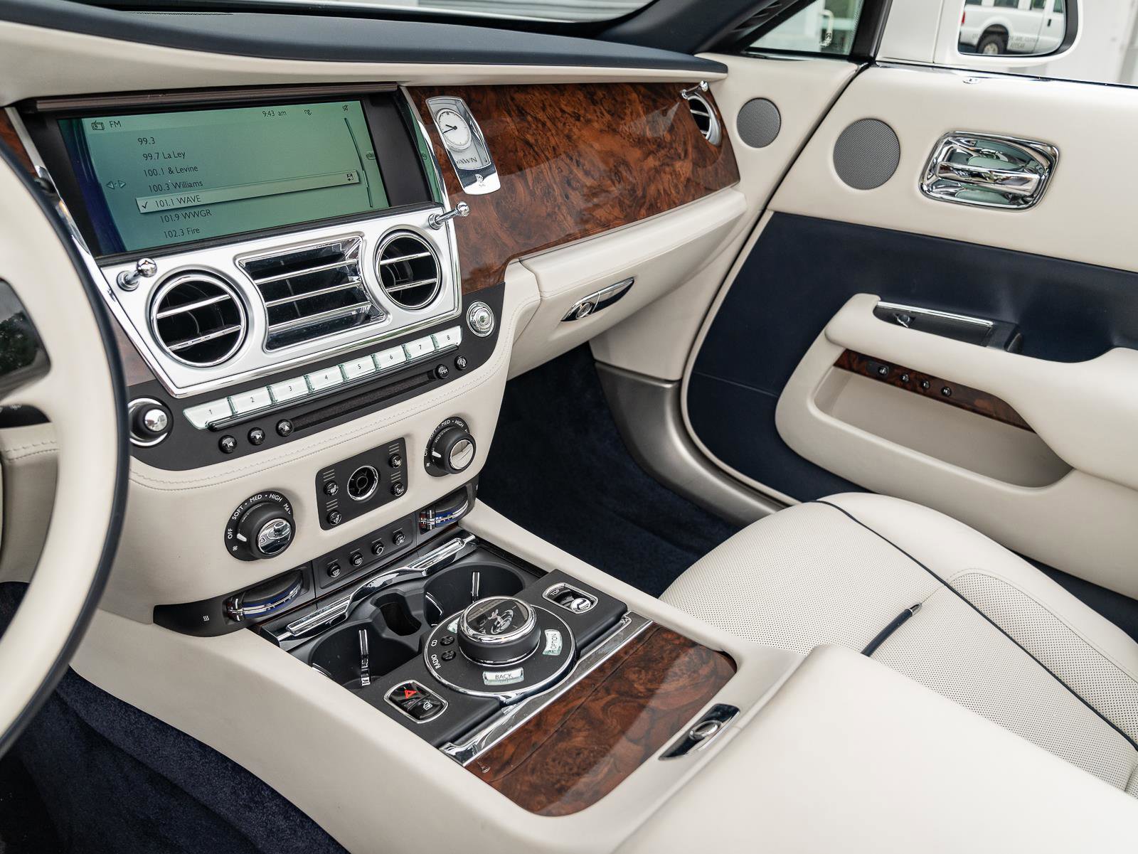 Used 2017 Rolls-Royce Dawn image 6