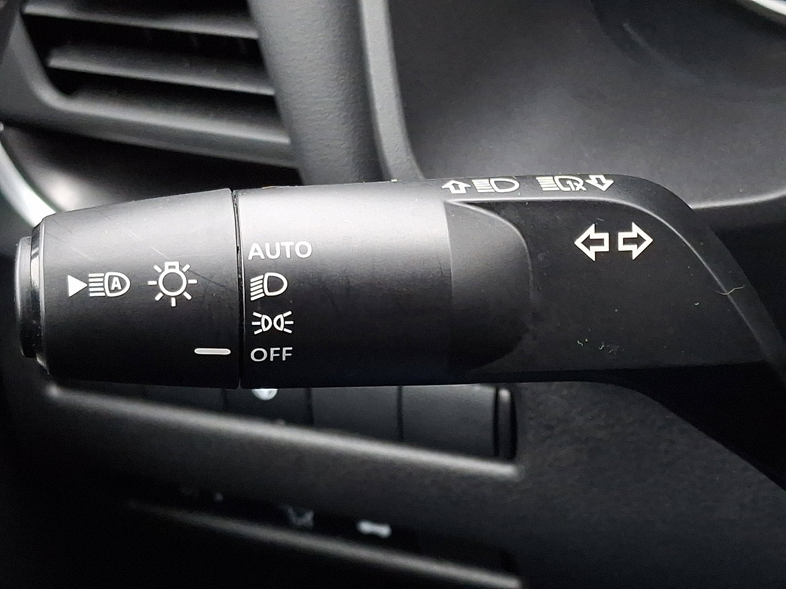 Used 2025 Nissan Rogue SV image 25