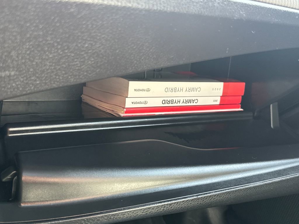 Used 2025 Toyota Camry SE w/ Convenience Package image 27