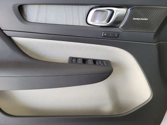 New 2026 Volvo XC40 B4 Plus w/ Climate Package FWD image 22