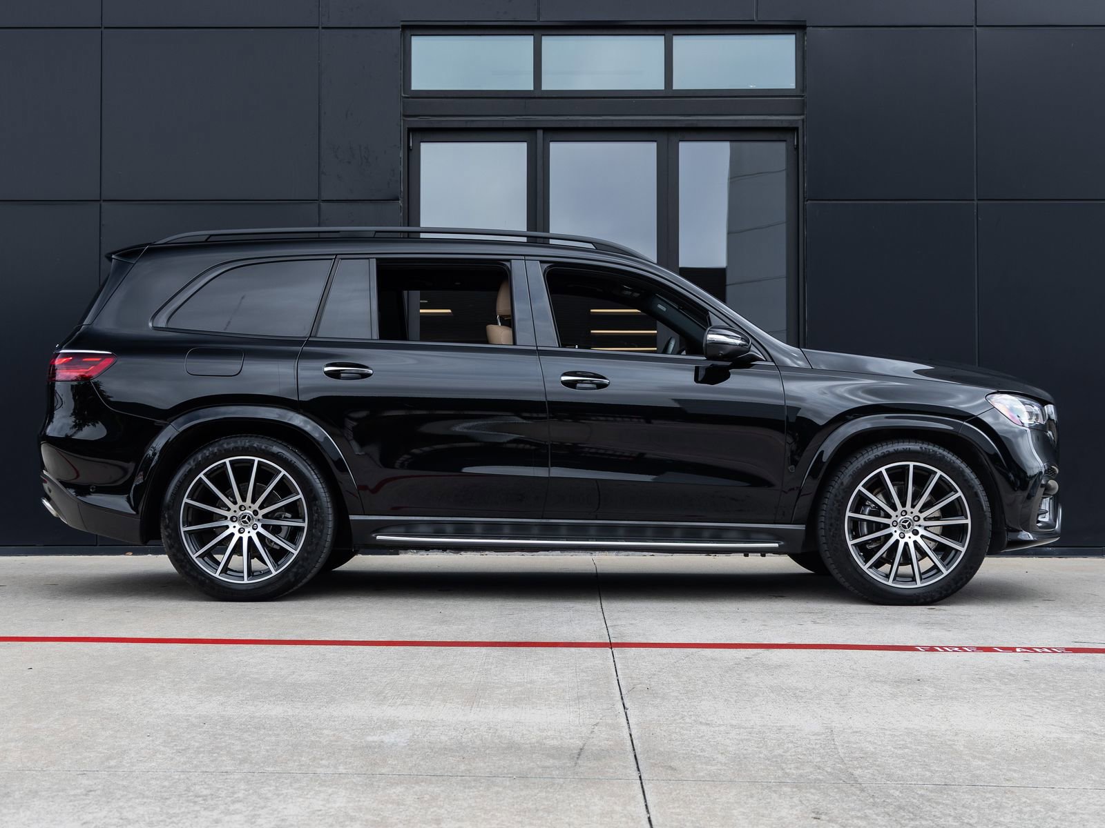 Used 2025 Mercedes-Benz GLS 580 4MATIC image 10